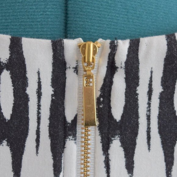 Sleeveless V-Neck Bodycon Form Fitting Mini Dress Black and White Pattern - Picture 5 of 9